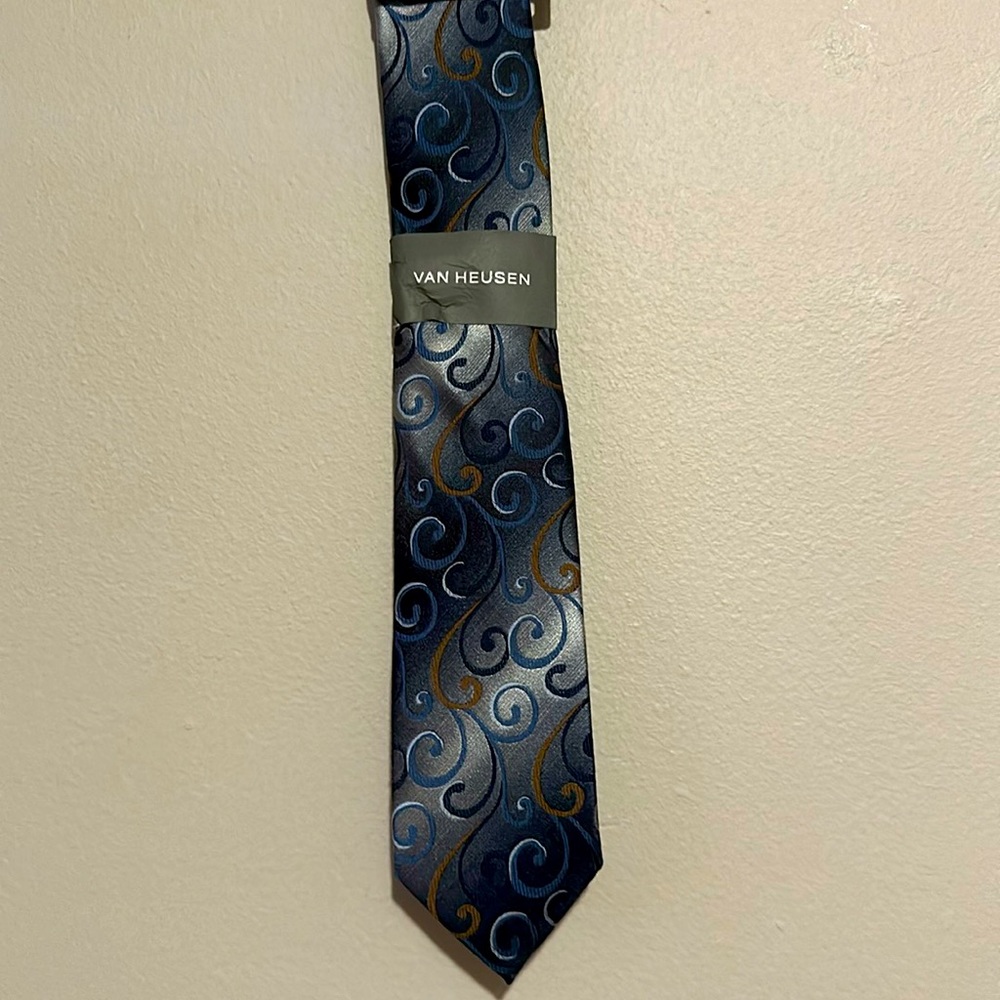 NWT VAN HEUSEN TIE MEDIUM BLUE